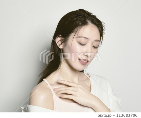 夏をイメージした白バックの若い女性のポートレート 113683706