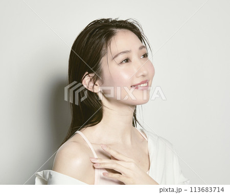 夏をイメージした白バックの若い女性のポートレート 113683714