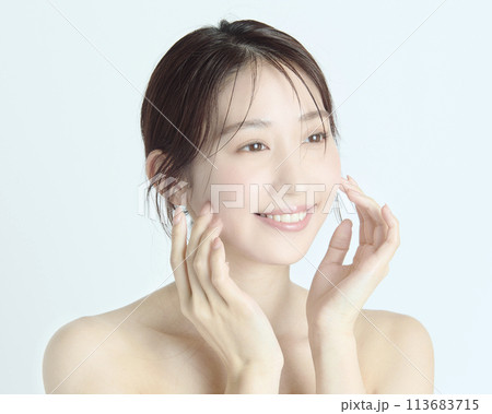 白バックの若い女性の上半身アップポートレート 113683715