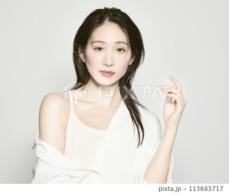 夏をイメージした白バックの若い女性のポートレート 113683717