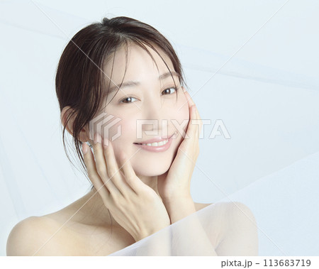 白バックの若い女性の上半身アップポートレート 113683719