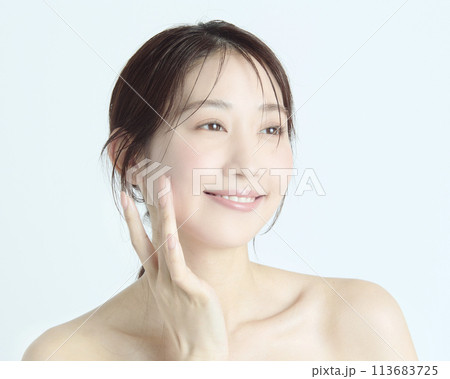 白バックの若い女性の上半身アップポートレート 113683725