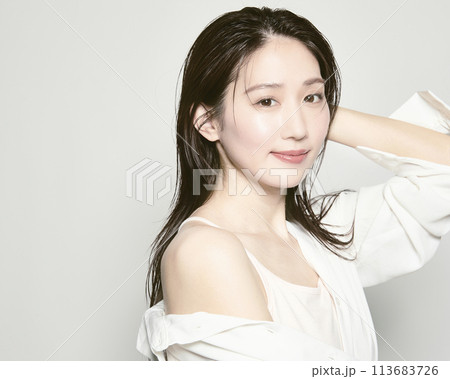 夏をイメージした白バックの若い女性のポートレート 113683726