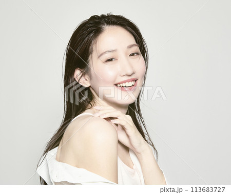 夏をイメージした白バックの若い女性のポートレート 113683727
