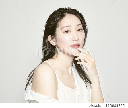 夏をイメージした白バックの若い女性のポートレート 夏をイメージした白バックの若い女性のポートレート 113683735