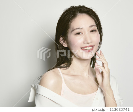 夏をイメージした白バックの若い女性のポートレート 夏をイメージした白バックの若い女性のポートレート 113683741