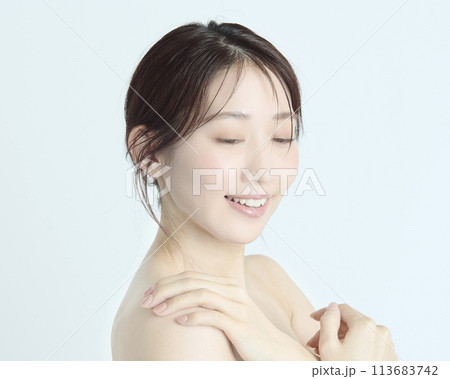 白バックの若い女性の上半身アップポートレート 113683742