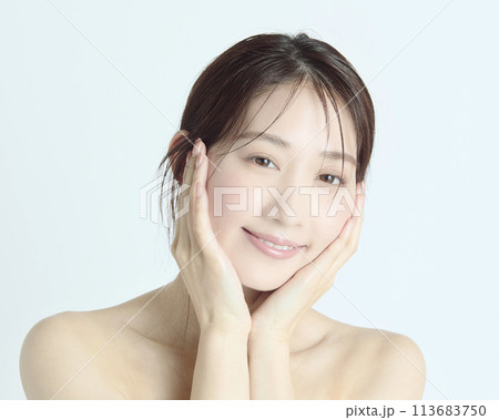 白バックの若い女性の上半身アップポートレート 白バックの若い女性の上半身アップポートレート 113683750