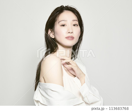 夏をイメージした白バックの若い女性のポートレート 113683768