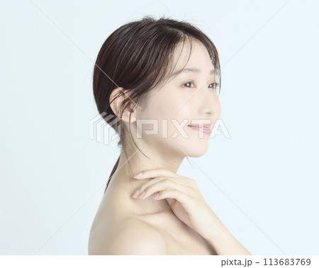 白バックの若い女性の上半身アップポートレート 113683769