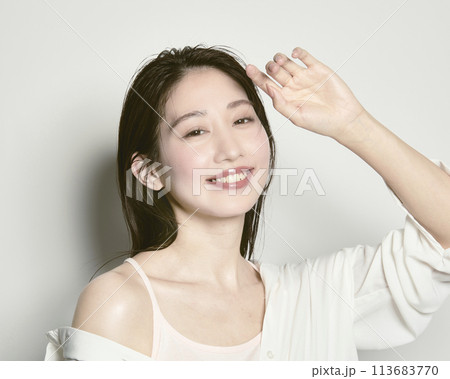 夏をイメージした白バックの若い女性のポートレート 113683770