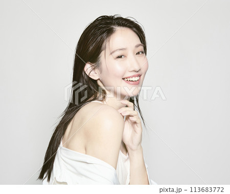 夏をイメージした白バックの若い女性のポートレート 夏をイメージした白バックの若い女性のポートレート 113683772