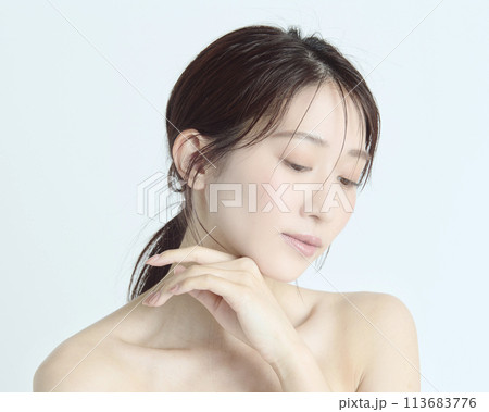 白バックの若い女性の上半身アップポートレート 113683776