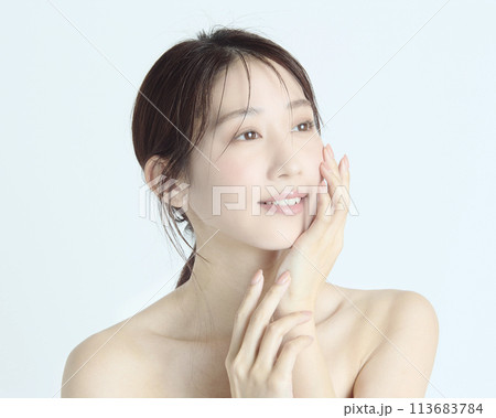 白バックの若い女性の上半身アップポートレート 113683784
