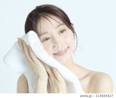 白バックの若い女性の上半身アップポートレート 白バックの若い女性の上半身アップポートレート 113683827