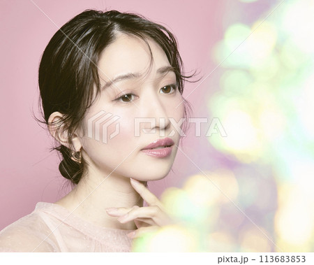 ピンク背景で撮影した若い華やかな女性のポートレート ピンク背景で撮影した若い華やかな女性のポートレート 113683853