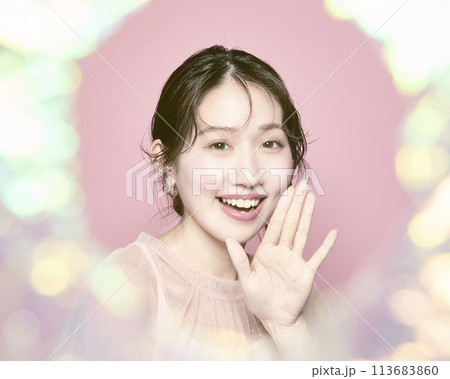 ピンク背景で撮影した若い華やかな女性のポートレート 113683860