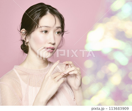 ピンク背景で撮影した若い華やかな女性のポートレート ピンク背景で撮影した若い華やかな女性のポートレート 113683909