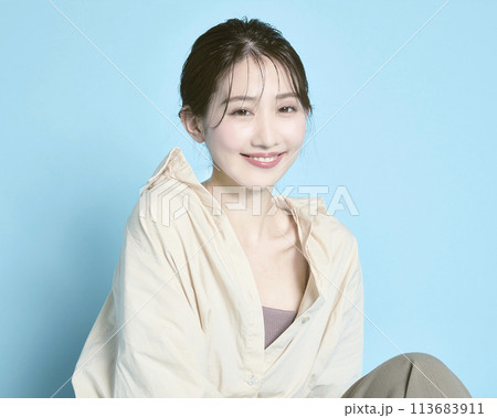 青背景で撮影した若い女性のポートレート 青背景で撮影した若い女性のポートレート 113683911