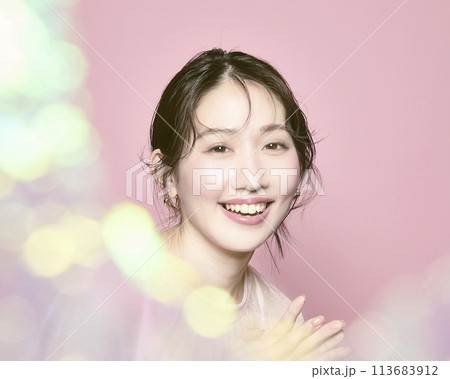 ピンク背景で撮影した若い華やかな女性のポートレート ピンク背景で撮影した若い華やかな女性のポートレート 113683912