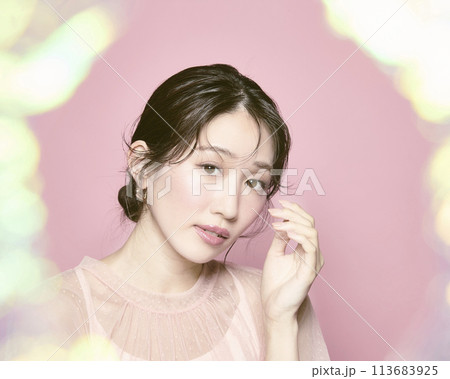 ピンク背景で撮影した若い華やかな女性のポートレート ピンク背景で撮影した若い華やかな女性のポートレート 113683925