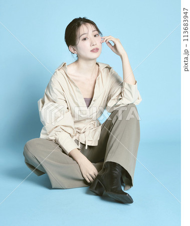 青背景で撮影した若い女性のポートレート 青背景で撮影した若い女性のポートレート 113683947