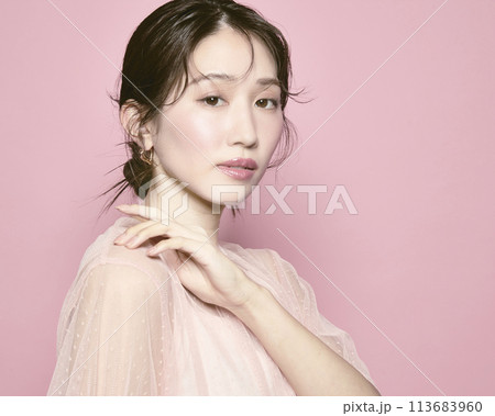ピンク背景で撮影した若い華やかな女性のポートレート ピンク背景で撮影した若い華やかな女性のポートレート 113683960