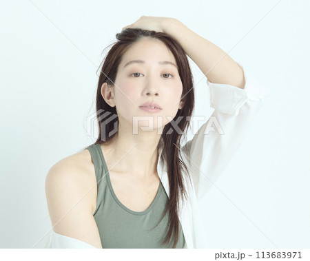 白背景で撮影したヘルシーな若い女性のポートレート 113683971