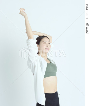 白背景で撮影したヘルシーな若い女性のポートレート 113683981