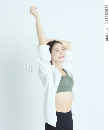 白背景で撮影したヘルシーな若い女性のポートレート 113683983