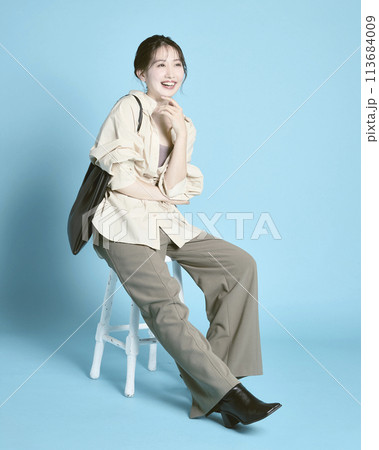青背景で撮影したバッグを持った若い女性 青背景で撮影したバッグを持った若い女性 113684009