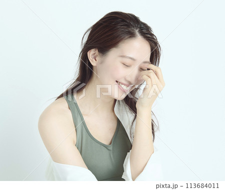 白背景で撮影したヘルシーな若い女性のポートレート 113684011