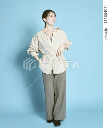 青背景で撮影した若い女性のポートレート 青背景で撮影した若い女性のポートレート 113684034