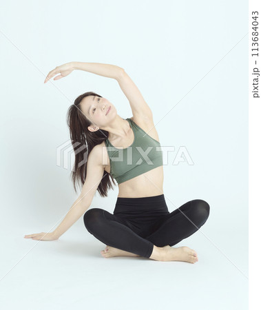 白背景で撮影したヘルシーな若い女性のポートレート 113684043