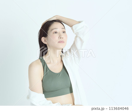 白背景で撮影したヘルシーな若い女性のポートレート 白背景で撮影したヘルシーな若い女性のポートレート 113684046