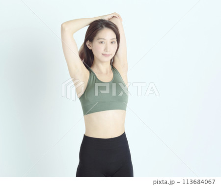 白背景で撮影したヘルシーな若い女性のポートレート 113684067