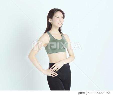 白背景で撮影したヘルシーな若い女性のポートレート 113684068