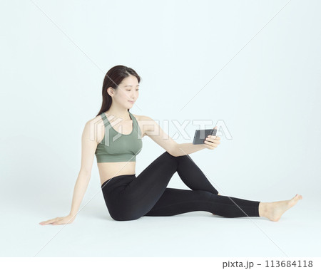 白背景で撮影したヘルシーな若い女性のポートレート 113684118