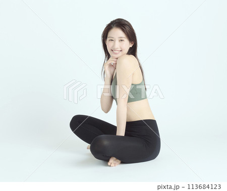 白背景で撮影したヘルシーな若い女性のポートレート 白背景で撮影したヘルシーな若い女性のポートレート 113684123