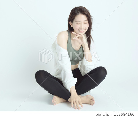 白背景で撮影したヘルシーな若い女性のポートレート 113684166