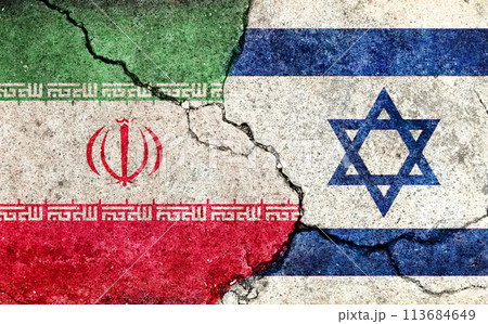 イスラエル vs イラン 国旗イラスト / 割れたコンクリート壁テクスチャー 113684649