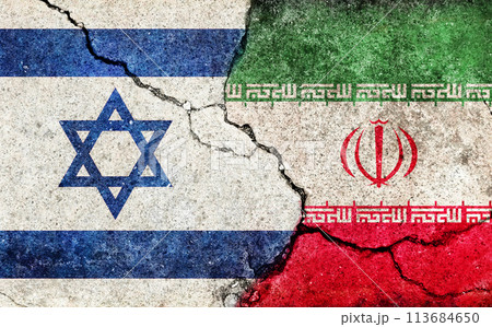 イスラエル vs イラン 国旗イラスト / 割れたコンクリート壁テクスチャー 113684650