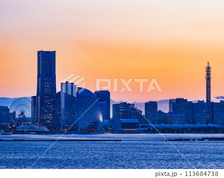 横浜港　夏の夕暮れ 113684738