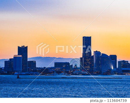 横浜港　夏の夕暮れ 113684739