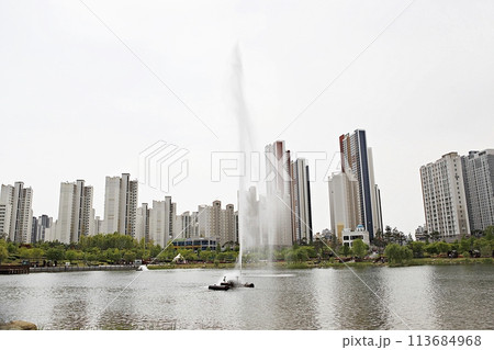 city in the spring 113684968