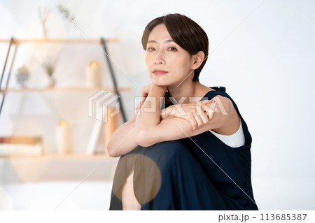 女性　ビューティー　カジュアル　前ボケ 113685387