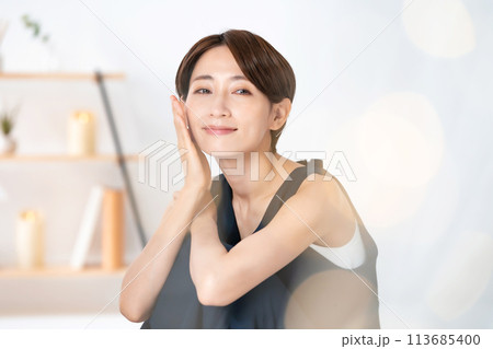 女性　ビューティー　カジュアル　前ボケ 113685400
