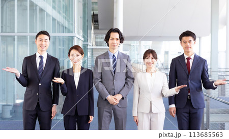 ビジネス　男女　ポートレート　手かざし 113685563