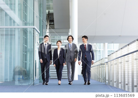 ビジネスパーソン　歩く 113685569