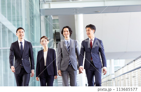ビジネスパーソン　歩く 113685577